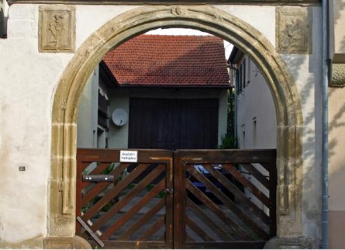 steinerner torbogen
