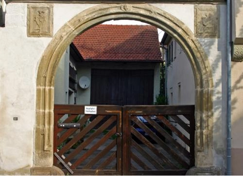 steinerner torbogen