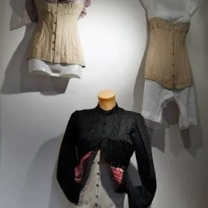 Durchs Objektiv betrachtet - Mieder & Mehr